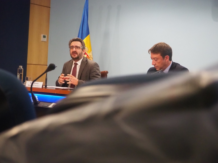 El ministre de Finances, Eric Jover, i el director general de Tributs i Fronteres, Albert Hinojosa, durant la roda de premsa d'aquest dilluns.